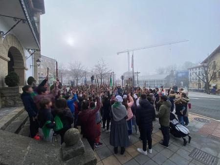 Santa Ageda Bezperea- Mungiako ikastetxeak Santa Agedari abesten